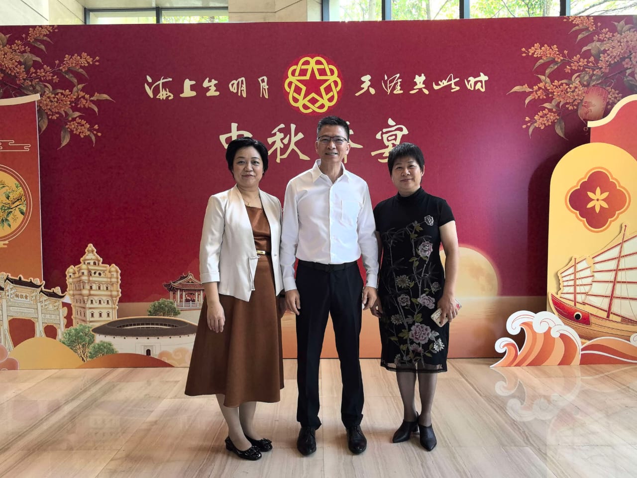 Dr Francis Lee with the Jiaoling chairman at a Mid-Autumn event