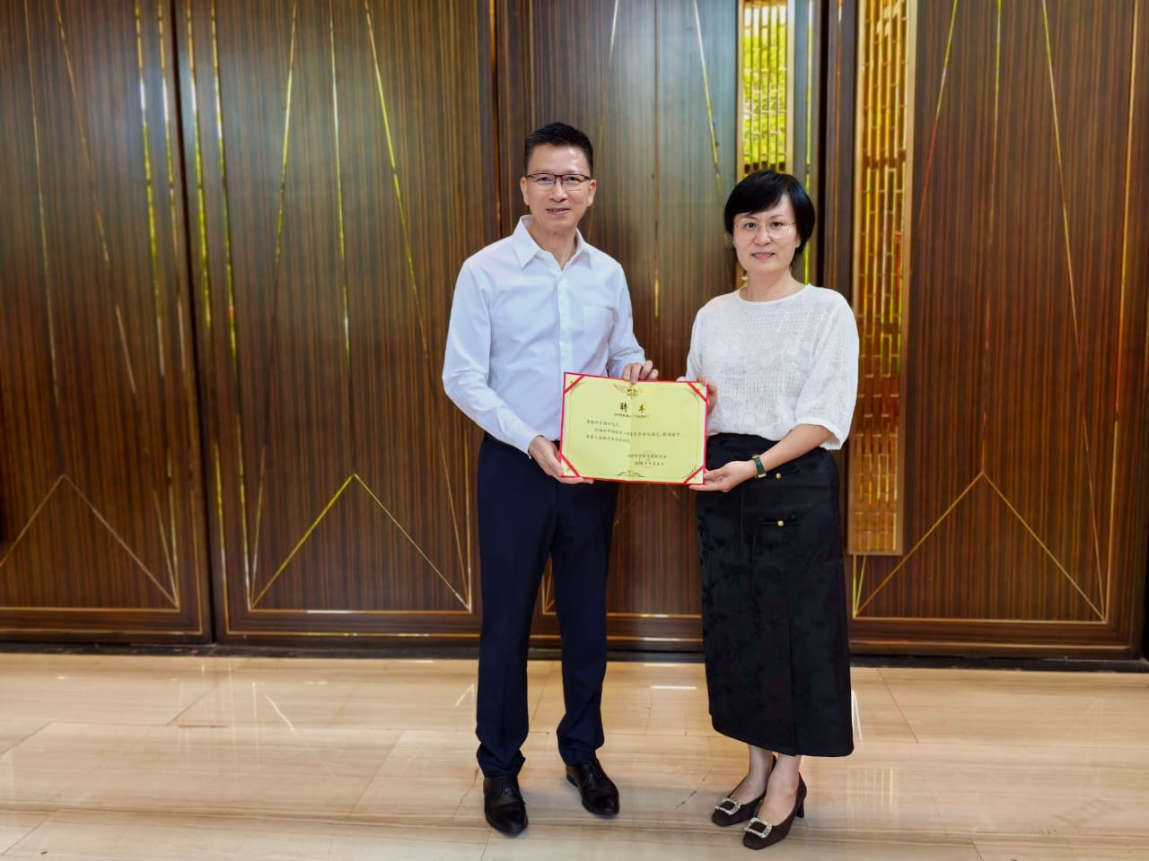 Dr Francis Lee Kok Siong receiving appointment certificate as Overseas Chinese Advisor